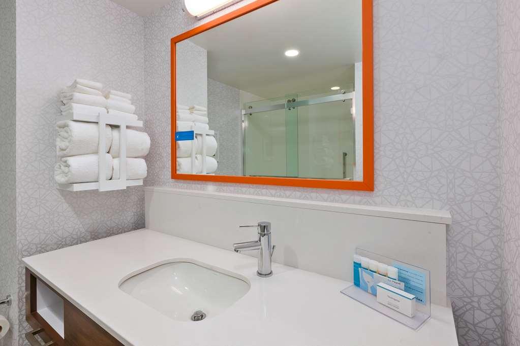 Hampton Inn Cape Cod Canal Bourne Room photo